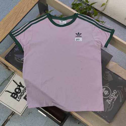 上新 款号：Zz9893 2025新款Adidas阿迪达斯三叶草刺绣莲花Logo图案绣花短袖T恤，邂逅春日浪漫，尽在这件淡紫色阿迪达斯T恤！清新淡雅的色调，如春