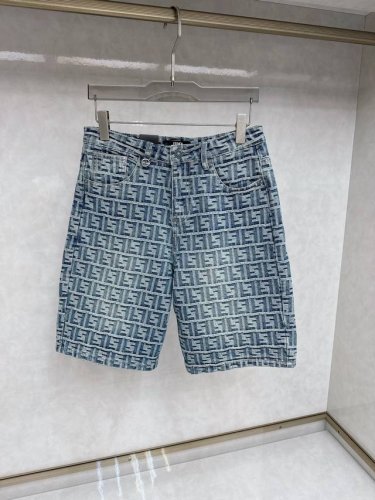 芬迪 2025早春专柜新款牛仔短裤 高品质制作 日常必备的完美之选 简单大气亦时尚有型 定制进口丹宁面料 精工洗水工艺 面料更加舒适柔软亲肤 做工精细工艺精湛