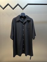 prada 宽松版纽扣短袖衬衫 采用40支珠地双股面料 激光烧花+胶浆印花 布匹酵洗 宽松版型 size S M L Xl