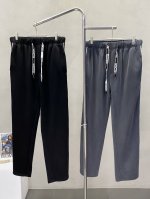 moncler蒙口独家专供新款休闲裤 高端版本！专柜定制面料 透气舒适度高，细节无可挑剔，品牌元素设计理念，体现高品质。手感细腻柔软！呈现休闲裁剪，上身版型超赞