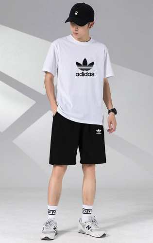 Adidas 阿迪达斯三叶草新款短袖短裤运动套装！百搭不挑人！ 本款T恤采用纯棉面料！吸汗透气，贴身柔软！ 腰部松紧带抽绳，拉链口袋，运动時候可以放手机钥匙，非
