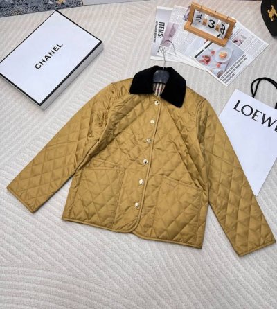 burberry 25Ss新款黄金甲经典棉服！很高级的颜色，今年的黄金战服！经典款，可以穿很多年 菱格夹棉，薄厚适中，今年流行的美拉德复古的时髦风 今年的黄金甲