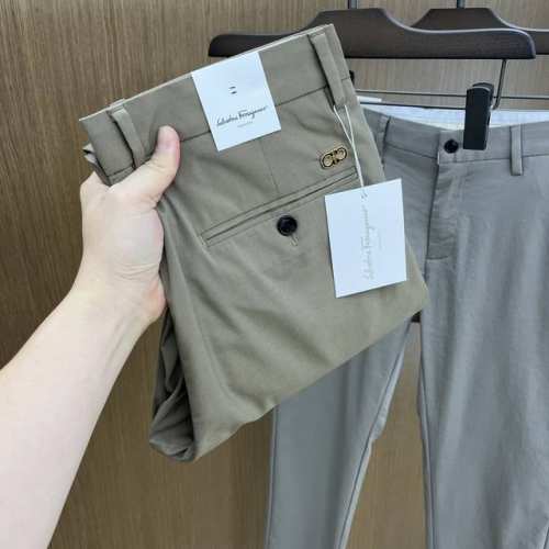 Fg2540Ss春夏新品，官网同步有售，男士高端商务休闲西裤，高端进口面料，带弹力，后面采用硅胶字母压胶，五搭配，即经典又时尚，合体裁缝，上身效果无约束感 ，舒