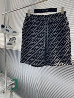 Fend 2025春夏季最新休闲短裤 裤型上身休闲百搭、随性慵懒范，高级定制进口双面平纹纯棉大毛圈弹力面料，订制工艺 舒适感爆棚。 码数：S-Xl