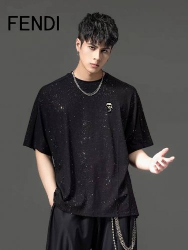 fendi 芬迪小老佛爷 银河满天星短袖T恤 穿出宇宙级潮流 今年 满天星 T恤火了 高级又时髦 当炎炎夏日邂逅银河星辉 一件会发光的T恤正在时尚圈掀起浪潮 全