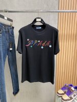 普拉达 2025Ss蛇年贺岁款春夏精品短袖T恤 官网同步 高端品质 定制顶级纯棉面料，顶级大厂1:1制作，时尚大牌重工艺Logo设计，手感柔软细腻 穿着亲肤舒适