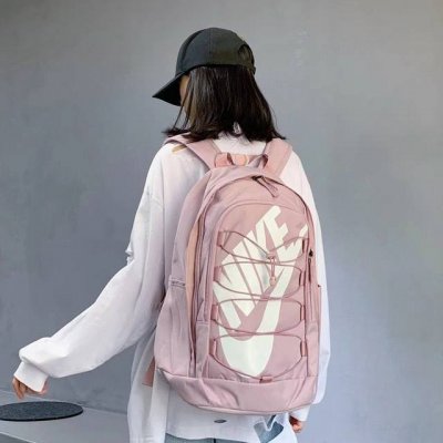 最高版本 Nike耐克抽绳系列双肩包单肩包学生书包男女情侣百搭款。 包包前面经典的抽绳装饰设计非常的个性好看。 容量大内置电脑夹层。 包包设计厚实背包垫 上身非