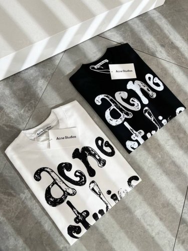 acne Studi*Os2025春夏新款男女同款短袖T恤，专柜同步发售！定制专属纯棉面料，定制原版工艺螺纹，衣身设计标识Logo印花设计！完美融入时尚还有风情