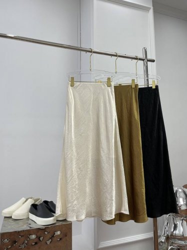 醋酸鎏金半身裙女夏褶皱肌理感高腰轻奢缎面香云纱裙 流光溢彩 鎏金醋酸缎面面料 通勤、晚宴皆能Hold住的一条半身裙 面料紧实、软糯柔滑，垂而有骨 吸湿速干，持续