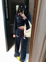 特价 三标齐全 宝子们！Miumiu 又来抢钱啦！这件格纹拼接假两件卫衣直接封神 2025 早春穿搭天花板，复古腔调 + 懒人叠穿黑科技，这波少女心狙击我给满分