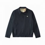 上新： 款号：B104 Burberry 巴宝莉新款经典战马刺绣翻领夹克情侣款外套 1采用超细腻的高科技爽滑聚酯纤维材质面料，订染高品质格纹面料，极其细腻，上身