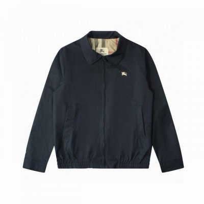 上新： 款号：B104 Burberry 巴宝莉新款经典战马刺绣翻领夹克情侣款外套 1采用超细腻的高科技爽滑聚酯纤维材质面料，订染高品质格纹面料，极其细腻，上身
