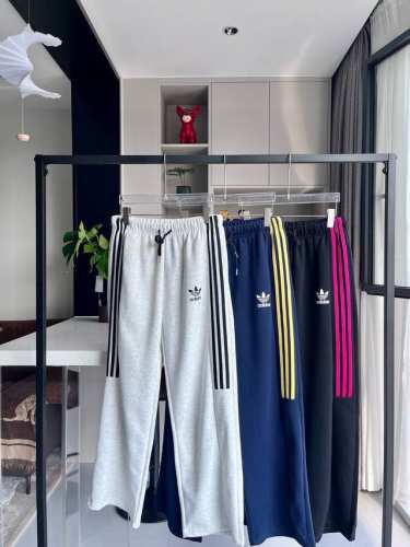 三叶草三条杠卫裤 阿迪达斯三叶草Adidas三条杠卫裤直筒裤阔腿裤休闲裤运动裤，高街潮流痞帅风 版型优秀 能衬托腿型 保持舒适的亲肤感而且不会臃肿 非常好搭不挑