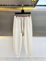 bur巴宝莉、2025春夏新品刺绣休闲卫裤.客供针织海岛棉面料,细腻有序的针织工艺造就了棉质最初的那份柔软的质感,料面呈现宫格状设计。抽绳弹性收腰搭配弹性螺口造