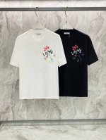 罗意威25Ss夏季新款手绘短袖T恤！专柜同步，每一件都是纯手工画制而成.独特的Logo 个性艺术系列全网独家首发 百搭款细节处理完美240克纯棉面料十分精致 原