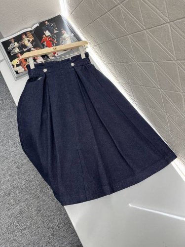 dio*2025新品上架 襟扣伞状牛仔半裙 定制Yb斜纹棉牛仔材质 多重水洗 面料柔软舒适 穿搭包容洋气 高腰中长半身裙版型 让青春活力立显 贴腹对称带扣腰封伞