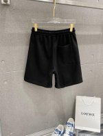 lulu 春夏新款短裤 这款极简表达现代态度。面布63.1%棉36.9聚酯倩维 超薄复合面料 整体更显质感有力 承载创新精神， 标志性的涂珐琅徽标平添点睛之笔