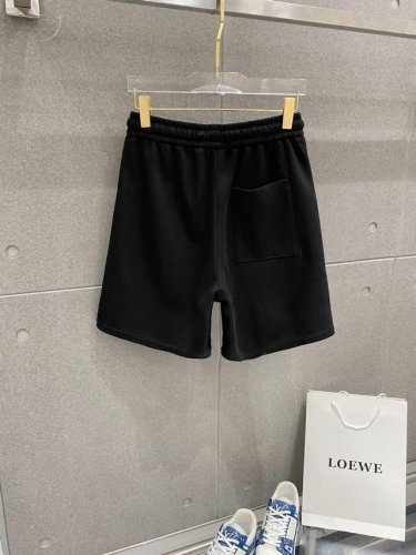 lulu 春夏新款短裤 这款极简表达现代态度。面布63.1%棉36.9聚酯倩维 超薄复合面料 整体更显质感有力 承载创新精神， 标志性的涂珐琅徽标平添点睛之笔