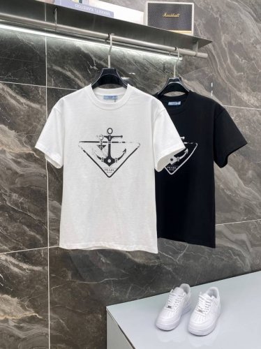 隔天到 Prada 普拉达 高品质320克 船锚字母三角标印花 原版面料 官方同款 短袖T恤 同缸染面料 手感非常舒服 春夏最新砖柜同步 时尚又个性 超级百搭