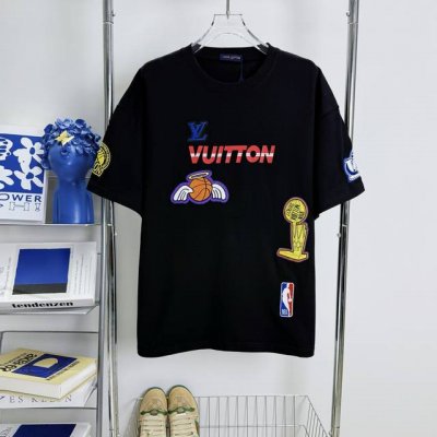 166 当天到货 现货现配 Louis Vuitton路易威登25Ss 驴家Lv经典联名Nba刺绣满身图案字母半袖T恤短袖 最高版本 原版面料 高版本 高品质