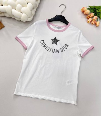 dior 限定五角星印花短袖T恤 迪奥的衣服 不仅仅是优雅 每次出品都是为女性量身定制 都是那么完美 白富美必入高级单品，经典版型气质优雅减龄少女风 贵气千金穿