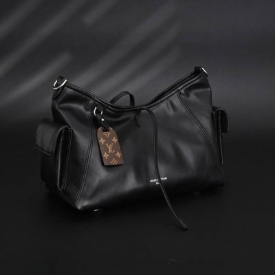 louis Vuitton Lv Carrycall 黑武士 M24861 爆款断货王 全黑Carryall 小羊皮到手一个月使用感受小羊皮的质感真的绝了啊 摸