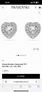 Swarovski施华洛世奇Ariana Grande X Swarovski爱心耳钉 专柜同步在售 这对施华洛世奇穿孔耳钉 将两颗心合而为一 每只镀铑耳钉均饰