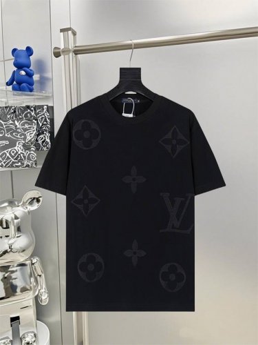 Lv路易威登25Ss新款短袖 最高版本重工艺经典刺绣Logo图案 高标准定制 上身非常有型 客供进口高档280克纯棉面料质感非常细腻 细节工艺精湛考究 塑造性极