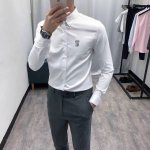 巴宝莉Bur顶级弹力棉府绸面料纯色长袖衬衫， 经典的款式每年都是爆款！ 做工的细节很到位， 就连一个小扣子都有细节。 扣子的材料都是天然贝壳， 经过打磨，排酸，