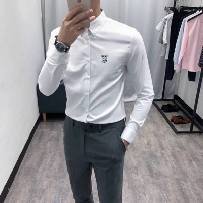 巴宝莉Bur顶级弹力棉府绸面料纯色长袖衬衫， 经典的款式每年都是爆款！ 做工的细节很到位， 就连一个小扣子都有细节。 扣子的材料都是天然贝壳， 经过打磨，排酸，