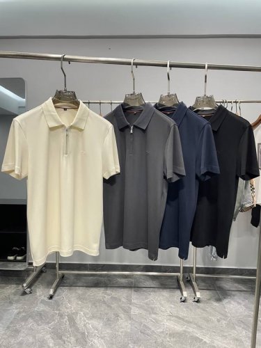 lss夏季出品新款男士高端商务休闲拉链翻领短袖！都市高端品质纯色系列，简洁时尚百搭休闲风格，后衣领唯美感十足的刺绣Lp家Logo标识！胸前精致高温压纹Lp字母L