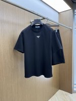 爆款 套 pd高端定制 2025春夏新款首发专柜最新款短袖短裤休闲套装 高端订制 设计前卫时尚！品牌Logo重工艺设计 高端定制纯棉面料.手感柔软.穿着舒适.专