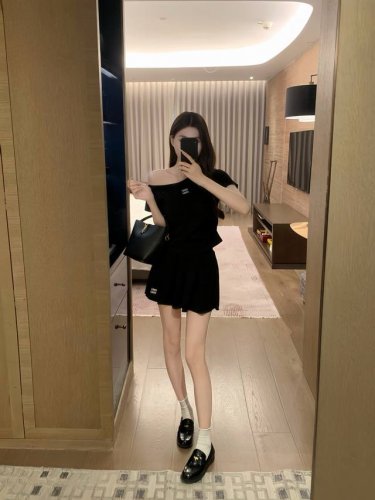 miumi*减龄甜美荷叶边斜肩短袖百褶裙套装 Sml