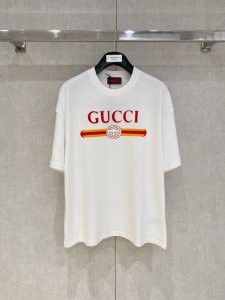 gucci 古奇 大爆款 2025春夏新款首发专柜最新款短袖圆领T恤 高端订制 设计前卫时尚 品牌Logo重工艺设计 高端定制面料.手感柔软.穿着舒适.专柜级别
