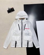 顶级原版 Prada普拉达2025春夏压胶拉链口袋连帽防晒衣外套 Pad男女款重工皮标Logo皮肤衣防晒服夹克，采用经典Upf四十 面料制成的运动上衣，面料顺滑
