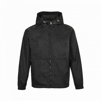 louis Vuitton 路易威登 25Ss 暗纹印花夹克外套 新款双面防风夹克拥有全幅 Monogram 图案和沉稳素色两式选择 搭配兜帽 拉链前襟 弹力袖