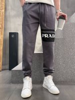 普拉达 2025Ss早春新款新款男士休闲裤、商务休闲款！！重在面料！婴儿肌肤般的柔滑！！客供定织料，入手便知极具柔滑面料，手感柔软亲肤，上身挺括有型，表面又有着