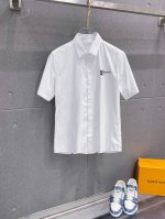 路易威登 专柜最新款男士必备款短袖衬衫 100%天然棉 舒服透气 原单狠货 原版面料 柔软舒适 上身高端又奢华 足够场面的档次 这款衬衫无不骄傲的让你满意有面子