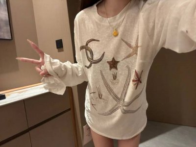 Chanel香奈儿新款海星图案Logo防晒白色长袖 太适合这个夏天穿了嘎嘎好看不会闷 非常宝藏的单品 防晒显白效果也是满分 烫钻设计真的好美啊金灿灿的 面料薄薄