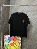 款号 G113 lv限定地球小标刺绣圆领短袖 louisvuitton官网Zp同步新款T恤 面料采用32支双纱2 克高克重纯棉面料 同缸定织定染原版同色螺纹 进