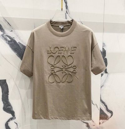 高品质 Loewe 罗意威错位刺绣新款T桖！ 25Ss春夏新品，百灵达万针刺，搭配错位，更加有品味 采用32支260克双纱纯棉原版面料，磨毛处理更丝滑亲肤，重工