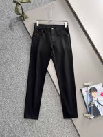 迪奥2025四季款新品刺绣口袋修身牛仔裤长裤，采用进口客供日本Denim平纹棉质牛仔面料梭织生产，三标齐全，简约不失大气，柔软细腻舒适，上身百搭时尚 颜色：黑色