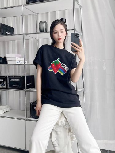 Gucci 草莓彩虹短袖T恤 上身图