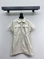 miu家工装风双口袋连衣裙 半扣收腰裙摆 上身减龄时髦又帅气 束绳设计感超强 简约休闲帅气 高品质 尺码Sml