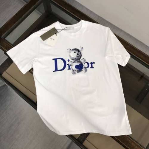 Dior 夏季新款圆领短袖T恤 高端纯棉面料 手感质感都极完美 修身裁剪设计干净利落 时尚又好看 走线做工非常精致 版型效果超赞 而且透气性能超强 任何年龄阶段