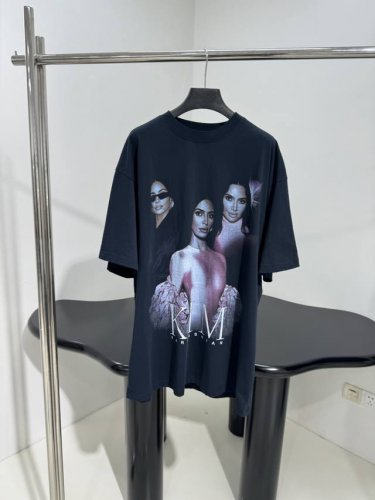 新品Kim Kardashian明星系列 廓型 男款 T恤 同源平纹纱线针织面料 定制定染 正面饰Kim Kardashian明星 术作品印花 背面饰以签名印花