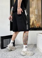 始祖鸟 25春夏新款短裤 这款极简表达现代态度。面布63.1%棉36.9聚酯倩维 超薄复合面料 整体更显质感有力 承载创新精神， 标志性的涂珐琅徽标平添点睛之笔