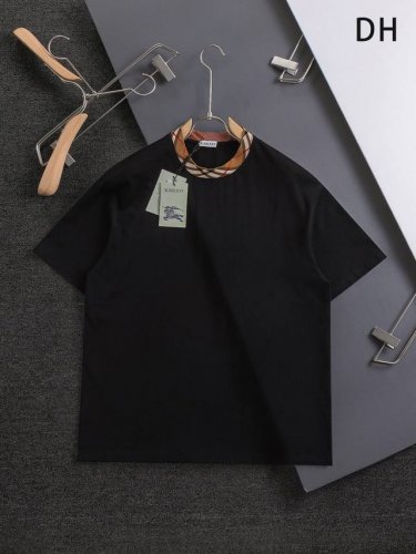burberry Bbr 巴宝莉 微宽版型S-Xl 新款独家限定 25年最新最顶级 领口经典格纹条 刺绣精美工艺 320克洗水面料T恤作为奢侈界的龙头，B家可谓