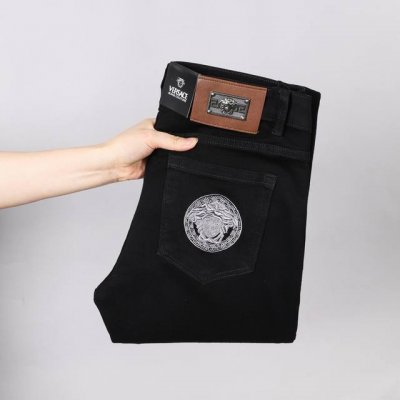 主推款精品男装牛仔裤范思哲大牌长裤精致时尚的设计工艺 简单高档大气的洗水效果非常显气质好搭配 修身显瘦版型微弹力精选牛仔面料透气舒适 四季款百搭新款码数29 3