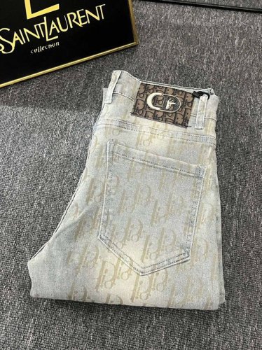 oc-673 dior最新牛仔裤 驴家顶级用料超柔高棉水洗牛仔面料每一件水洗费用高达常规工艺三倍之多 触感极致细腻 质感非常好 全身简约大气设计 裤子后口袋采用